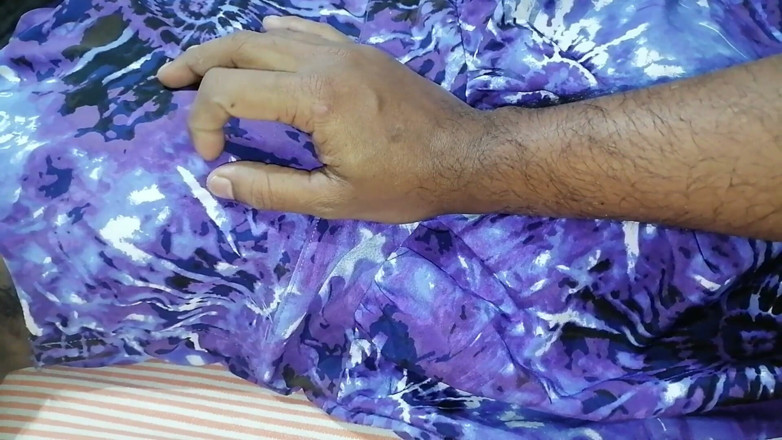 Sweety In Bed: فتاة آسيوية تخلع ببطء الثدي المشعر والجسم بالكامل قبل ممارسة الجنس