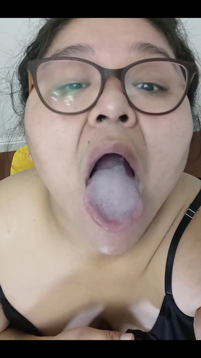 DeesDeepThroat: Діна їсть сперму зі своїх трусиків!