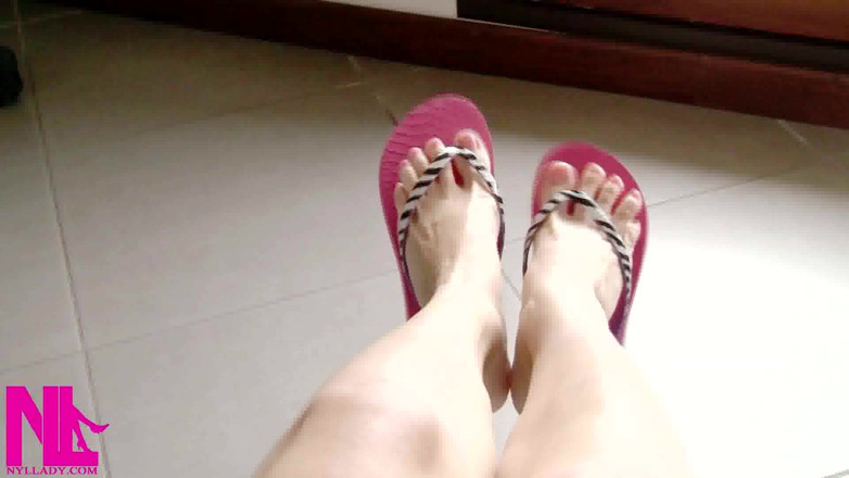 Nyllady: Goyangin kontolku dengan sandal jepit baruku dan mengolesi kaki dan...