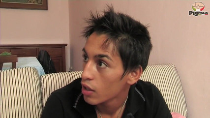 Pig Italia Official: 私のボーイフレンドは私が夫に犯されているのを見て、彼らも私に想像力豊かな3Pセックスを求めます