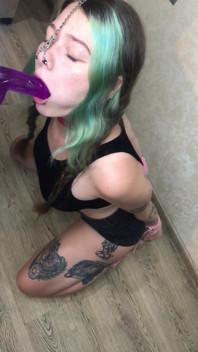 Bondage, crochet au nez, bondage à genoux avec un gode sucé