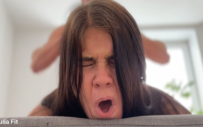 Julia Fit: 大学の女の子は肛門の後に口を取ります