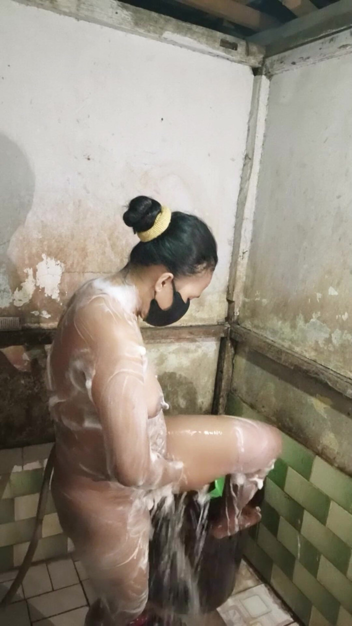 Rania: Viděl jsem nevlastní švagrovou ve sprše při masturbaci