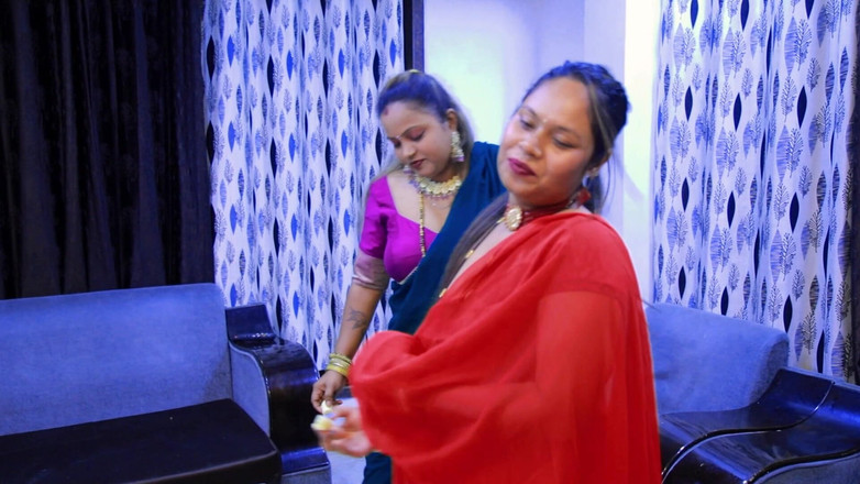 UncutPlus: Carrom 게임에서 바나나를 내기하는 두 소녀