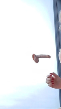 Jeu de jouet - gode à la fenêtre - pipe