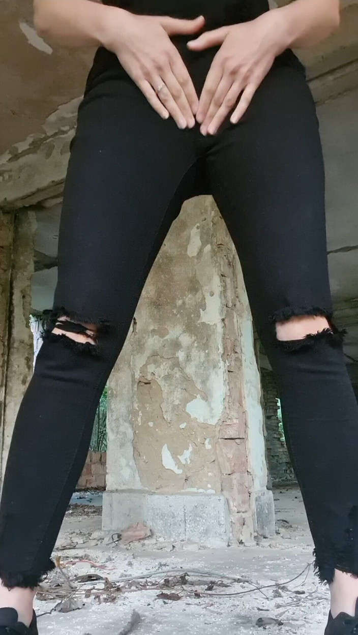 Ana Liz: Perverzní dívka masturbuje na opuštěném místě a je při tom...