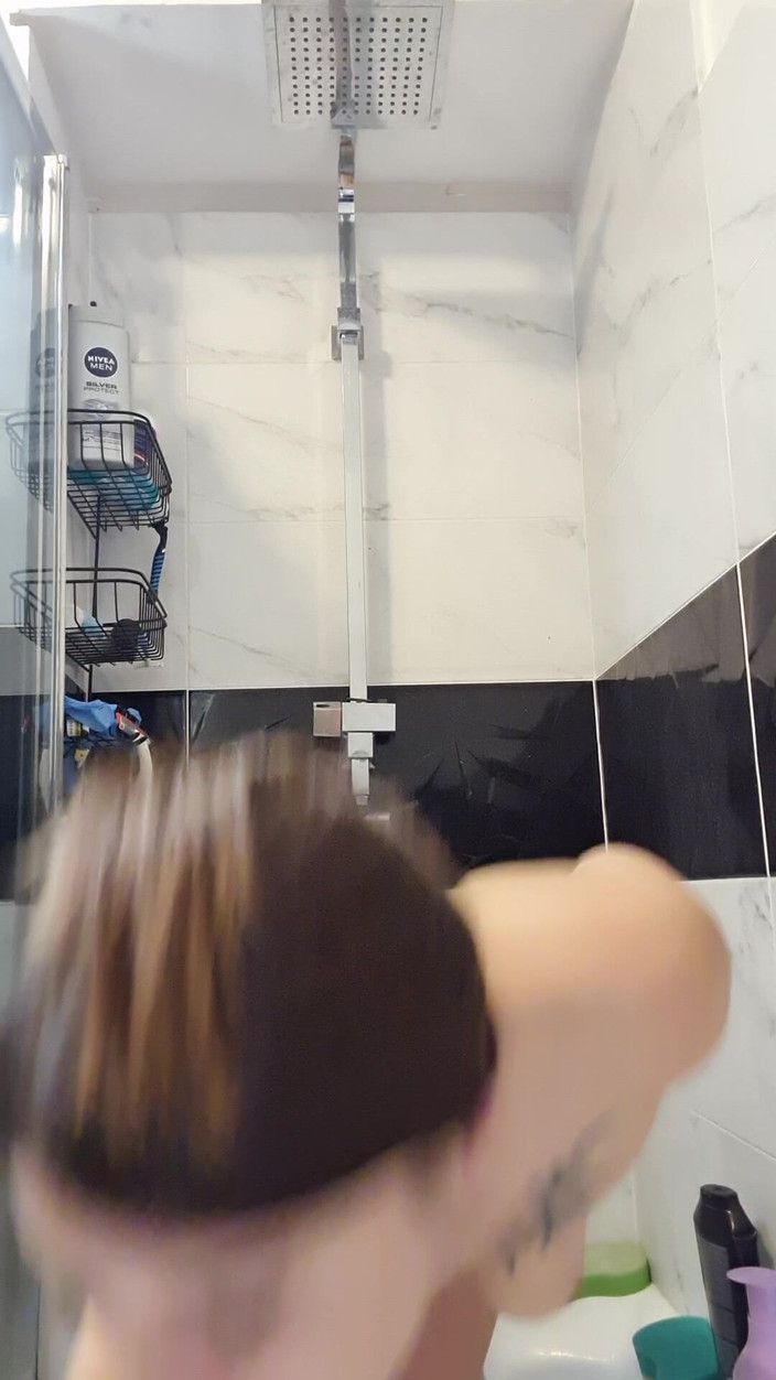 Adele Amber: Analer Spaß unter der Dusche