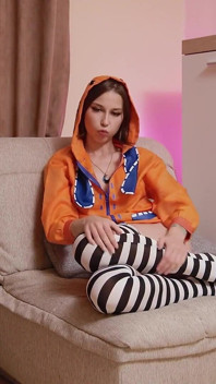 Runa cosplay mädchen genießt einen kraftvollen dildo