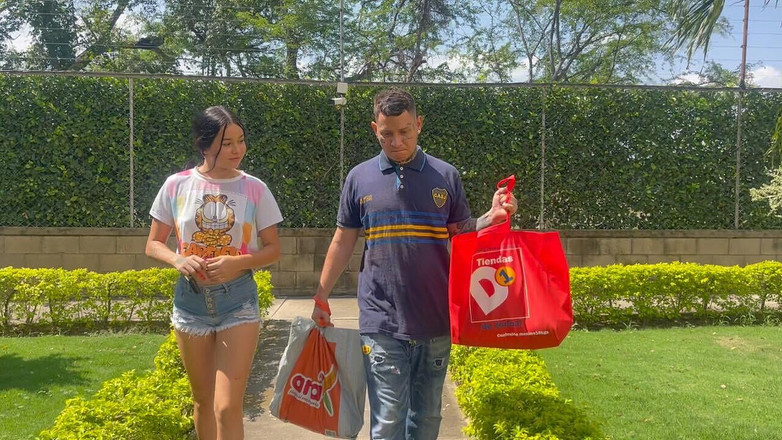 Sara Case: 私のムラムラした隣人は私に助けを求め、私は彼女のお尻をファックさせる代わりに彼女を助けます。