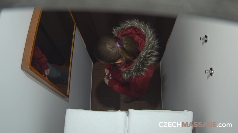 Czech Massage: チェコマッサージ:ブルネットがプロのようにマッサージ師のペニスを受け入れる