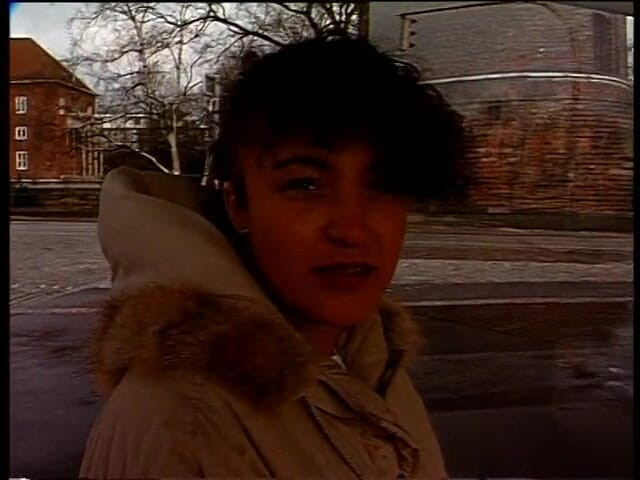 Lucky Cooch: Belleza morena dando una entrevista al aire libre en video...