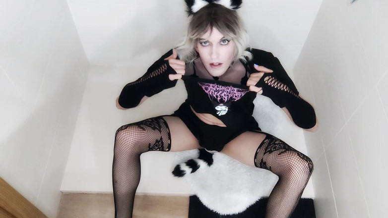 Leona Incubo: Femboy în lenjerie care se joacă cu vibratoare mari ejaculează rapid