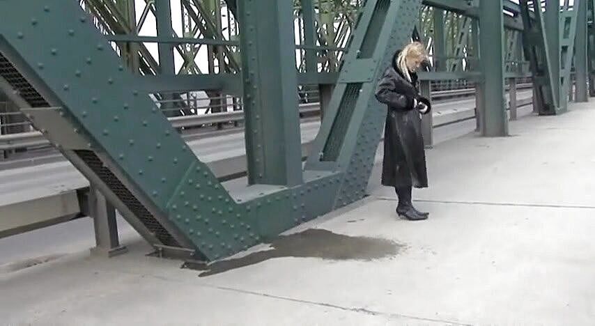 Pissing on the bridge--Femdom Austria
