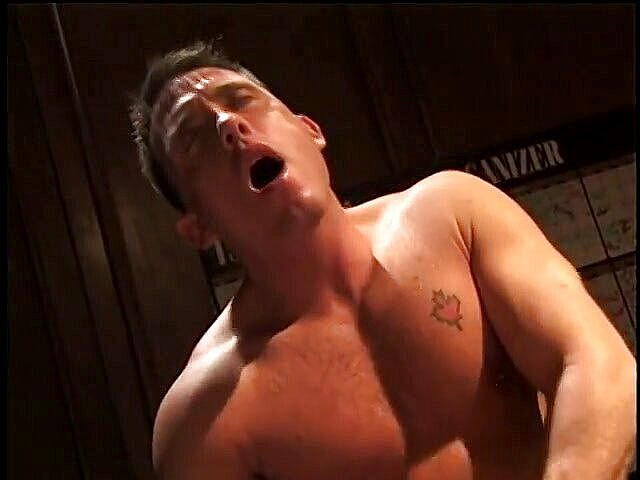 Gays Case: 热辣的同性恋壮男在工作时变得饥渴