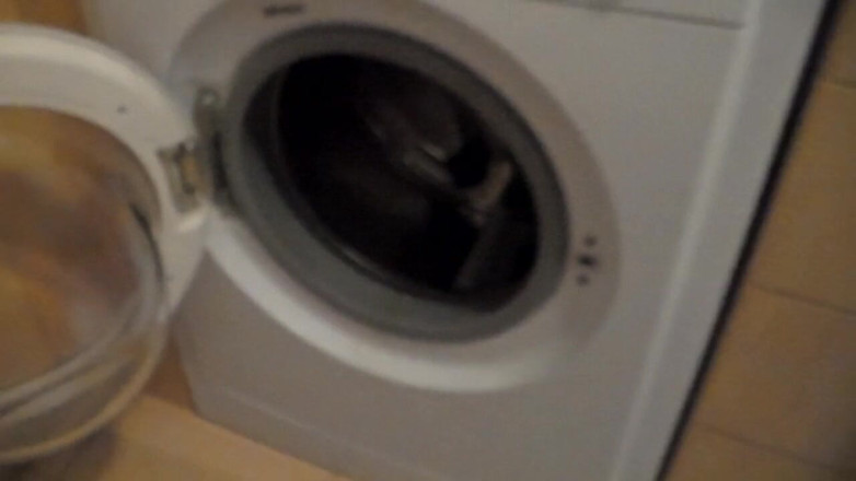 Sex hub male: John is peeing all into the washing machine