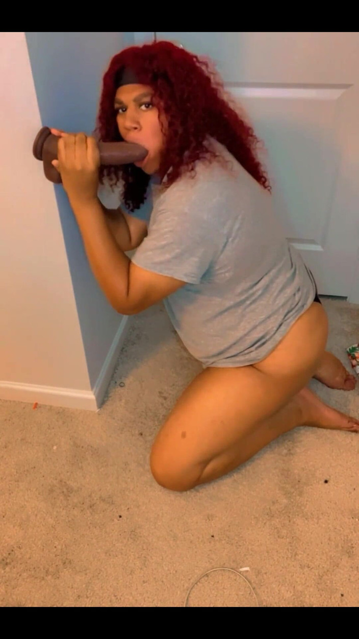 Hicktown_hoochi: Dizlerimin üzerinde büyük zenci yarağı dildo emiyor