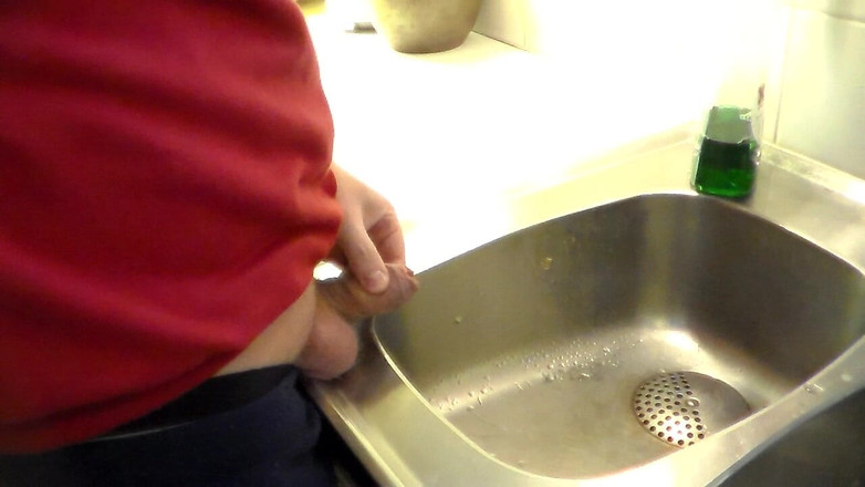 Sex hub male: John se pișă în chiuveta din bucătărie