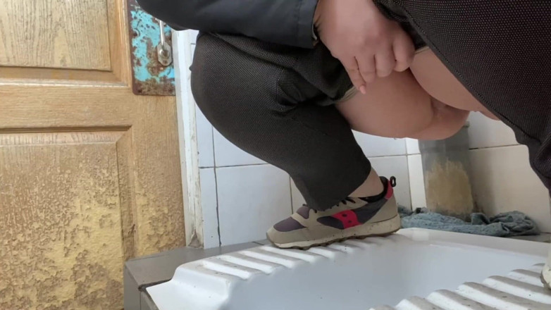 OurFetishLife: Urina da adulto nel bagno pubblico dell'ospedale