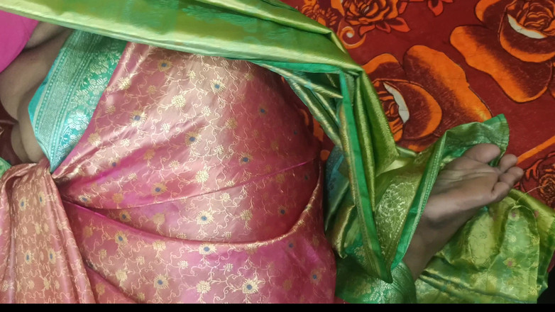 Pushpa studio: Femme au foyer, léchage de chatte lesbien