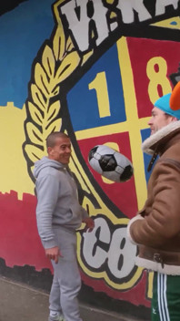 Obrovská prsa a masivní zadek fotbalová ultras Lady Gang a Jennifer Mendez Stříkací pití čtveřice - Immoral Live 4K