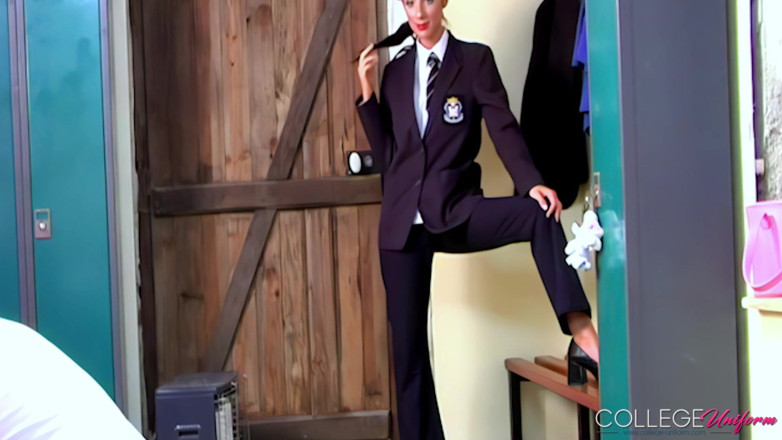 College Uniform: Victoria James'in yer aldığı fotoğraf çekimi