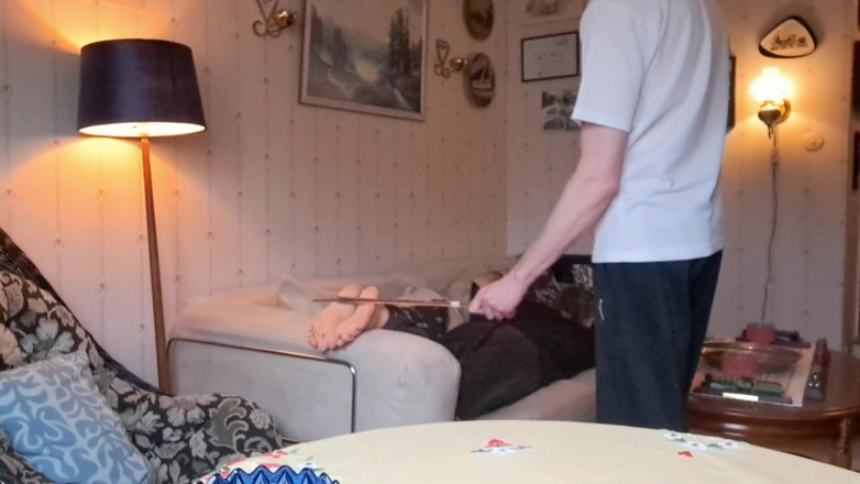 Oznob Oznofla: 业余男郎被鞭打在手，脚和屁股上