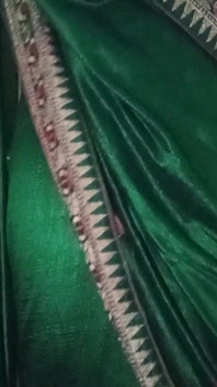 Gay India Crossdresser Gaurisissy Dalam Saree Hijau Menekan Buah dada besarnya dan menjolok dalam pantatnya