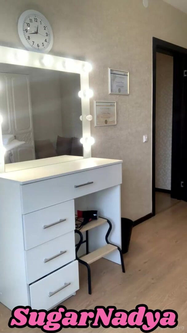 SugarNadya: Naked waxing master cleans his office after the procedure
