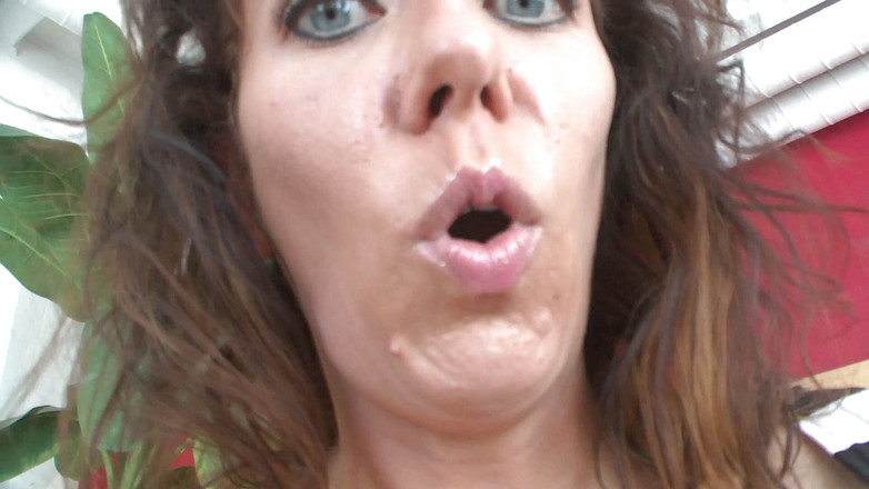 Rodney Moore: Zralá brunetka s obrovskými prsy je zatčena