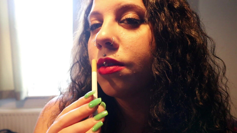 Goddess Kinx: Rote Lippen und Korkentips am fenster