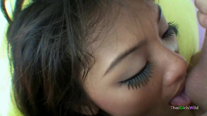 Thai Girls Wild: एशियाई लड़की लंड चूसती है और वीर्य प्राप्त करती है