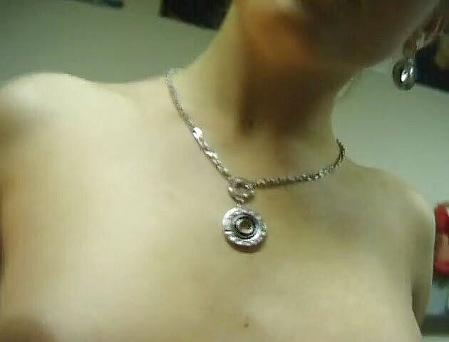 Flash Model Amateurs: Юная блондинка в юбке показывает свою розовую пизду