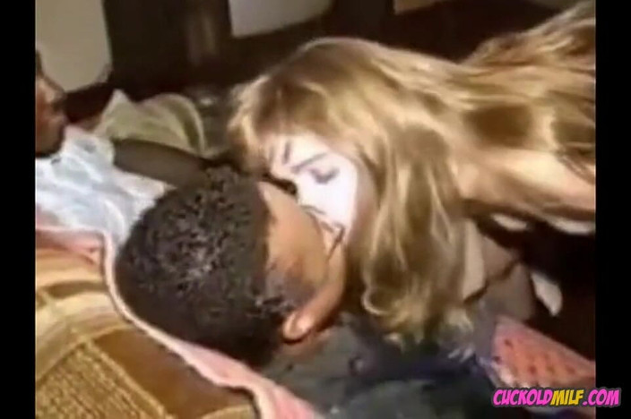 Cuckold MILF: MILF cuckold - MILF cuckold kita semua tentang permainan cuckold. Kawan-kawan...