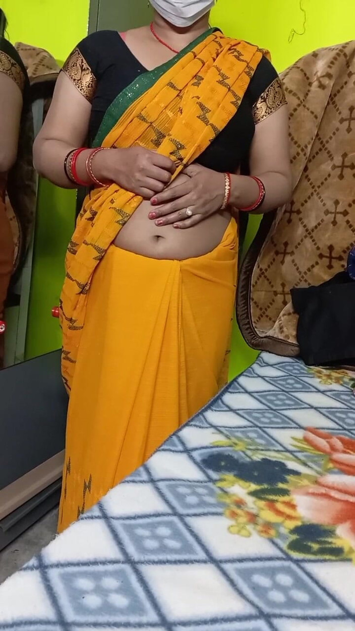 Manjushukla: Une belle bhabhi indienne enlève son sari.