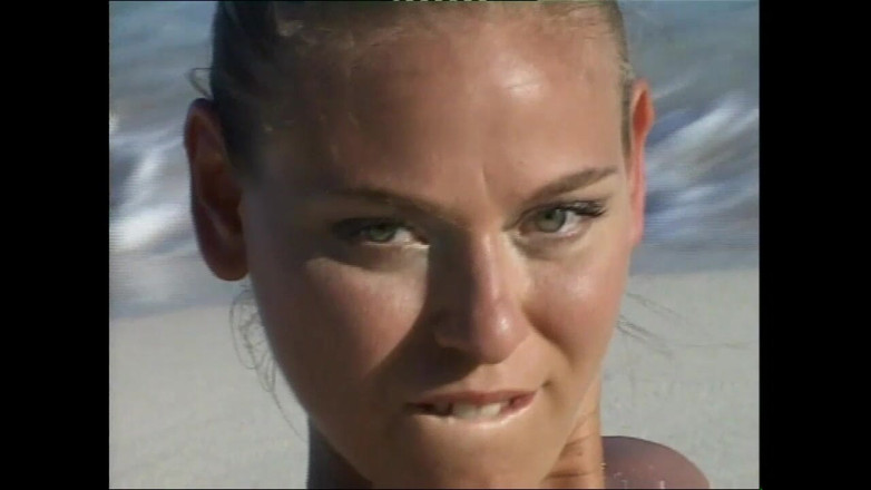 Vintage megastore: Úžasná děvka v bikinách má sólo sex v tropické pláži