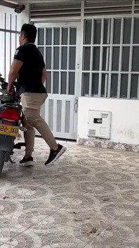 Una persona sexy del settore immobiliare visita casa mia e io la scopo