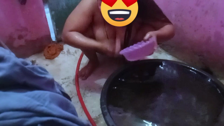 Citra: Mama mea vitregă se filmează întotdeauna la duș pentru a-și arăta...