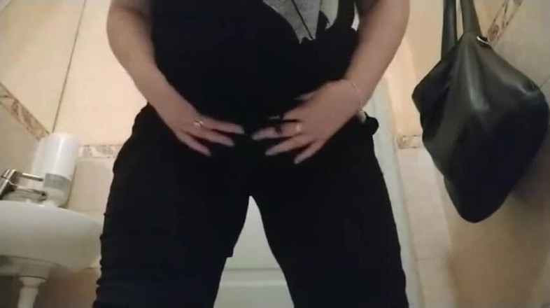 Sunny Loveli: Toilet hot play with big boobs