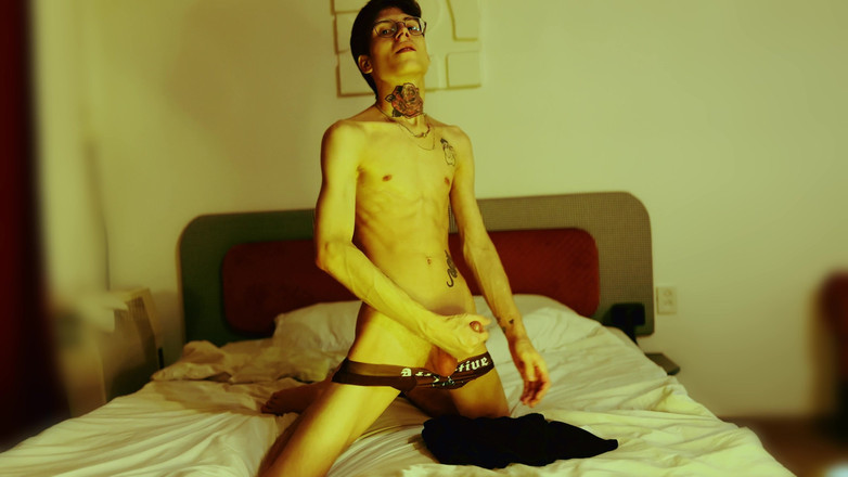 HotDogs studio: 我留在酒店，决定自慰，直到我的异性恋朋友回来。