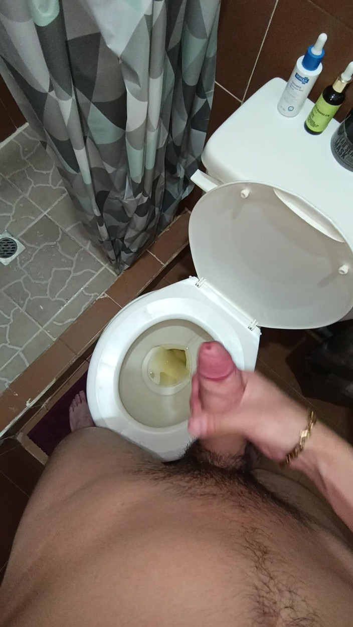 charlessteel: Banyo İdrarında İki Sperm Sıçraması