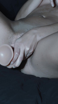 Pierwszy raz próbuję dildo i dochodzę razem z wibratorem