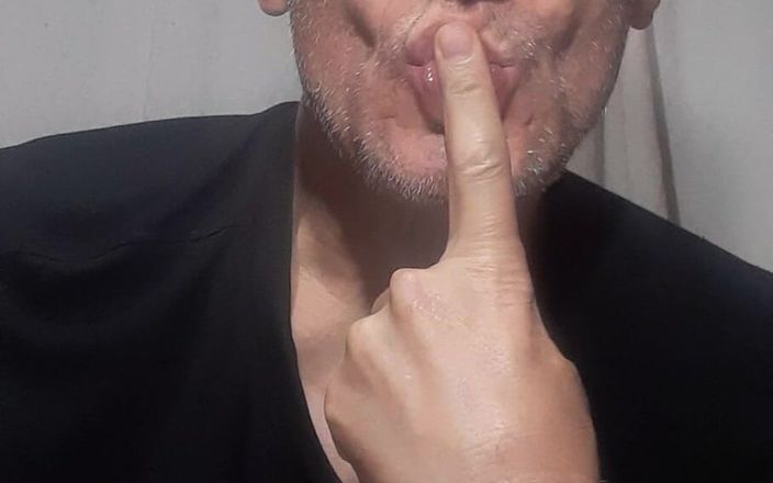 Big uncut hard cock: Ciepły romantyczny kochający pocałunek ustami i językiem zróbmy to razem.