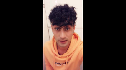 Idmir Sugary: Twink se snaží čůrat na záchod jako žena. Sedí chcaní s neoholeným...