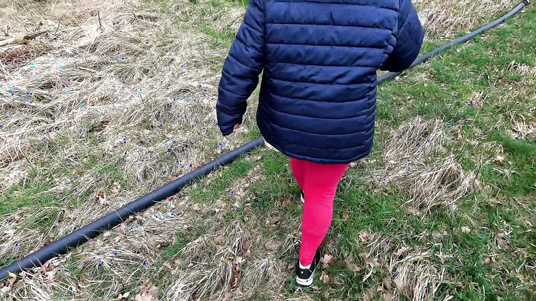 Bouncy Tits Action: Memek cewek nakal ini ditampar di beranda sambil bugil