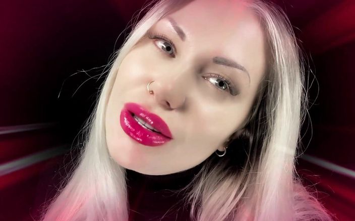 Goddess Misha Goldy: Verbotene lippenstiftanwendung