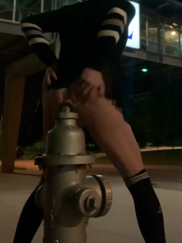 CindieLove: Ngentot dildo ukuran raksasa di mobil pemadam kebakaran di sebelah 4...