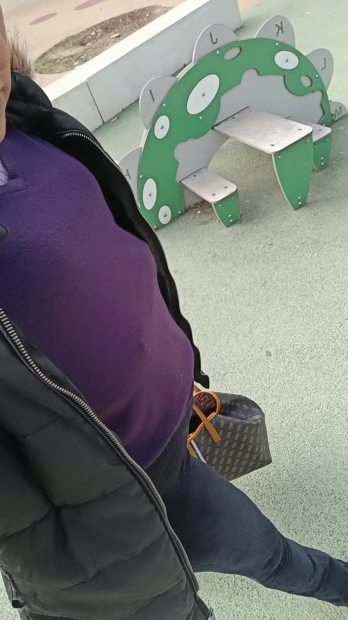 Nellyes: पब्लिक पार्क में मैं अपने डिल्डो के साथ हस्तमैथुन करती हूं