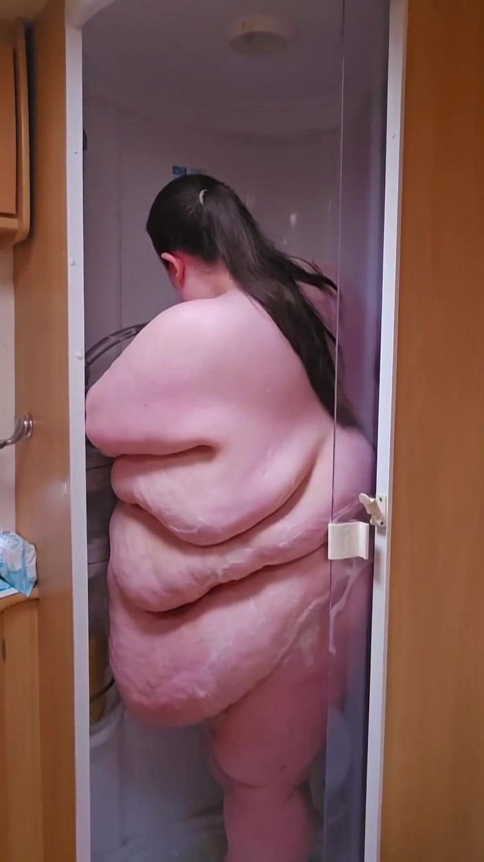 SSBBWLadyBrads: Mandi dalam Caravan berbogel
