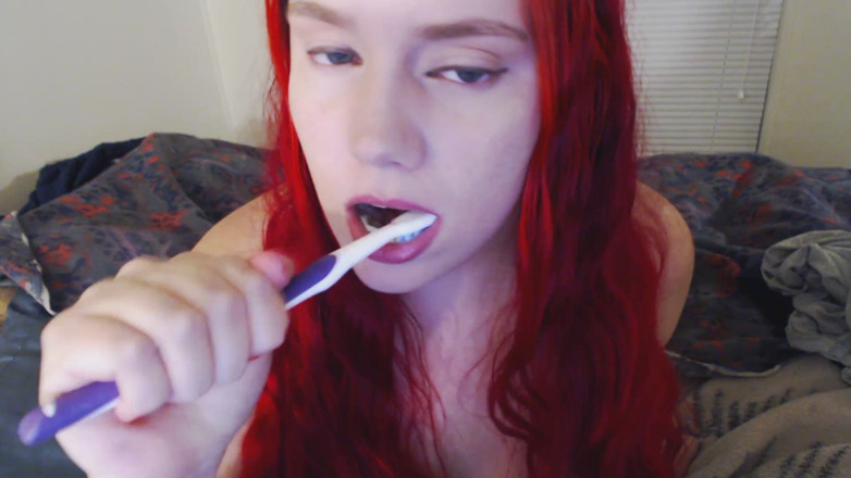 Scarlet Vixen: Menyikat gigiku