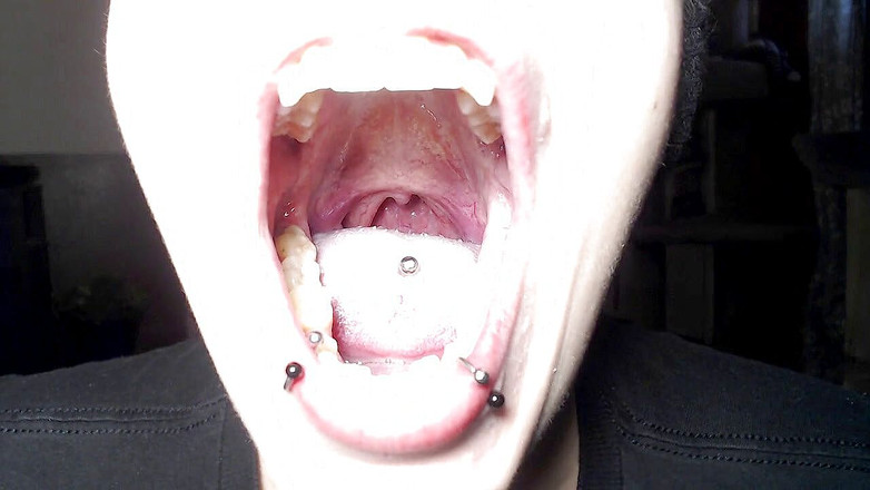 Abby Anna: Jauh di dalam mulut Val